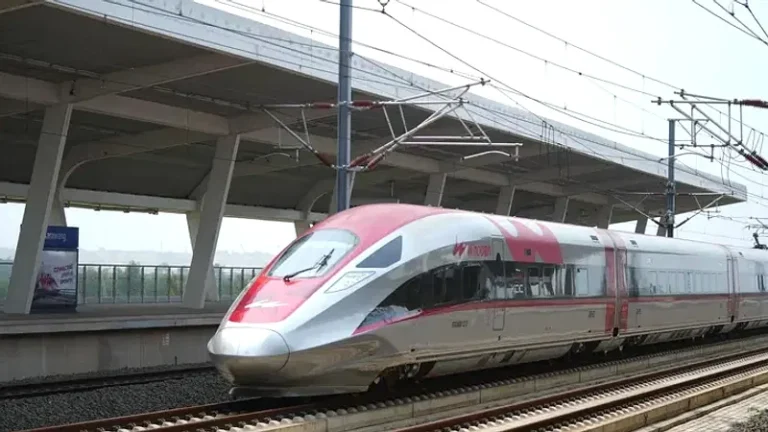 Kereta Cepat Whoosh Resmi Layani Rute Jakarta-Karawang, Perjalanan Hanya 15 Menit