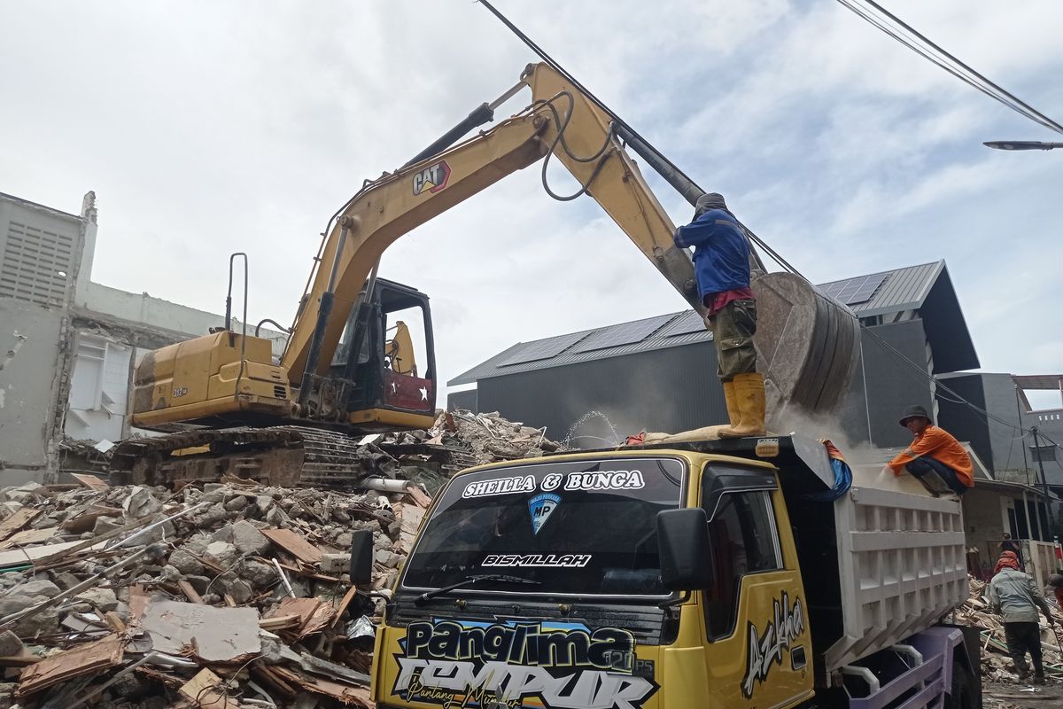 Rumah Ahmad Sahroni Dibongkar Rencana Buat Bangunan Mewah