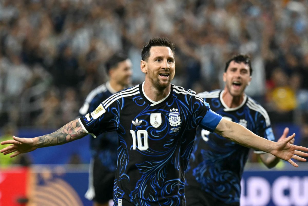 Messi: Diego Pasti Bahagia dari Atas Sana usai Argentina ke Final 4 Messi: Diego Pasti Bahagia dari Atas Sana usai Argentina ke Final