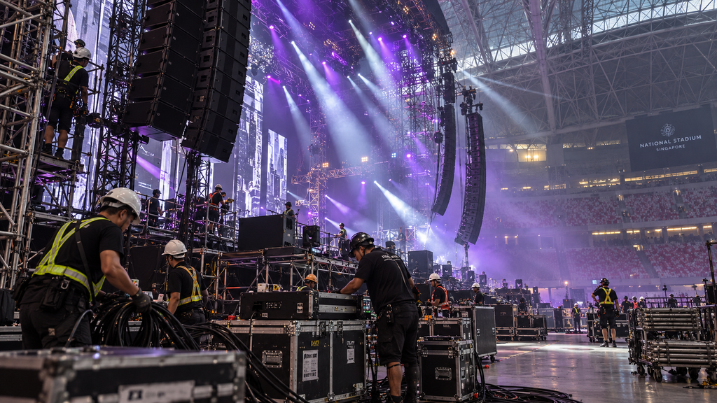 Kru produksi tetap melakukan uji coba tata cahaya dan tata suara di dalam National Stadium Singapura menjelang hari H konser.